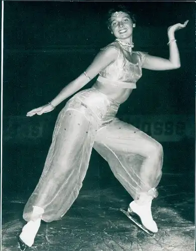 Foto Eisläuferin in orientalischem Kostüm, Portrait