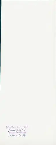 Foto Standportrait einer Frau im Badeanzug