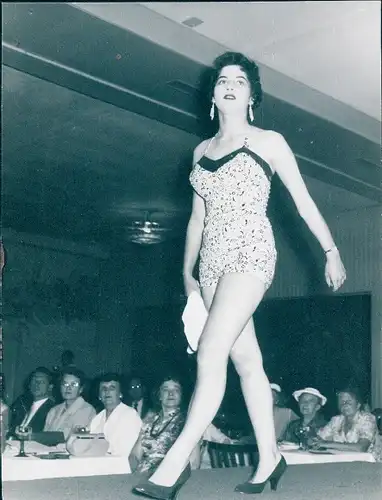 Foto Frau im Badeanzug, Model bei einer Modenschau, Casino am Funkturm, 1955