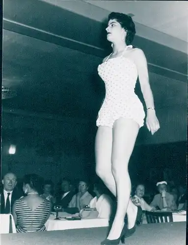 Foto Frau im Badeanzug, Model bei einer Modenschau, Casino am Funkturm, 1955