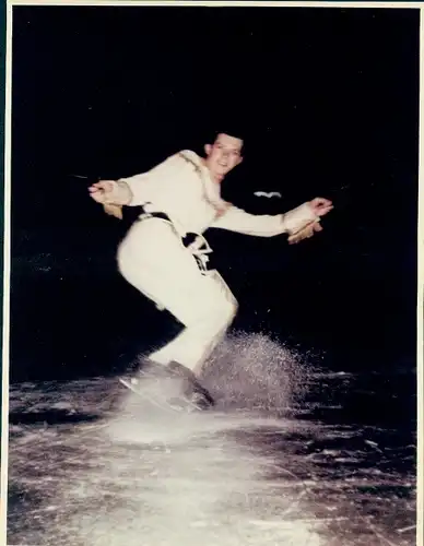 Foto Eisläufer im Cowboykostüm auf dem Eis, Portrait