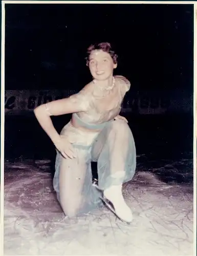 Foto Eiskunstläuferin in orientalischem Kostüm, Portrait