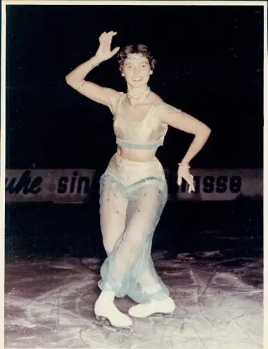 Foto Eiskunstläuferin in orientalischem Kostüm, Portrait