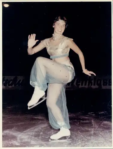 Foto Eiskunstläuferin in orientalischem Kostüm, Portrait