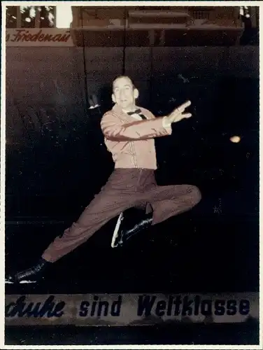 Foto Eiskunstläufer, Portrait im Sprung