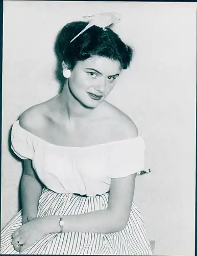 Foto Portrait einer Frau mit Wellensittich auf dem Kopf