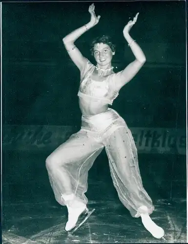 Foto Eiskunstläuferin in orientalischem Kostüm, Portrait