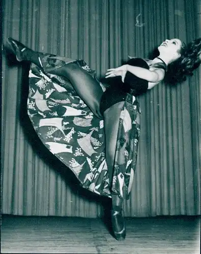 Foto Tänzerin Rike Zbrzezny, Portrait auf der Bühne