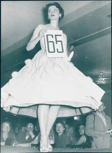 Foto Frau in weißem Kleid, Nummer 65, Model auf dem Laufsteg