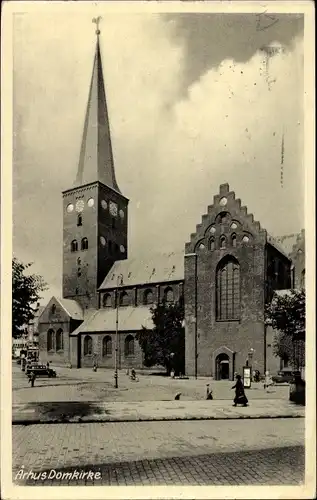 Ak Aarhus Dänemark, Blick auf die Domkirche, Passanten