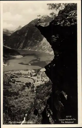 Ak Geiranger Norwegen, Flydalsjuvet, Wanderer auf einer Klippe über dem Fjord, Aussicht
