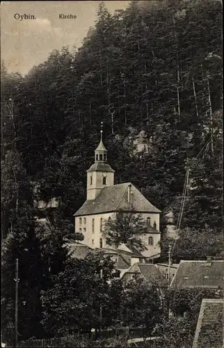Ak Oybin, Blick auf die Kirche mit Wald und Gebäuden