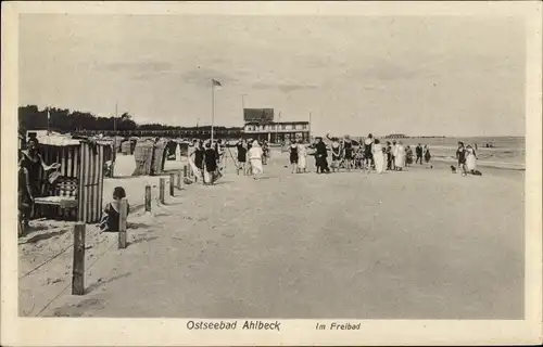 Ak Ostseebad Ahlbeck Heringsdorf auf Usedom, Im Freibad, Badegäste, Strandkörbe, Fahne