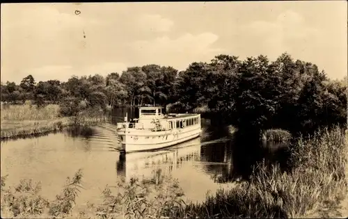 Ak Wolzig in der Mark, Kanalpartie zum Wolziger See, Schiff