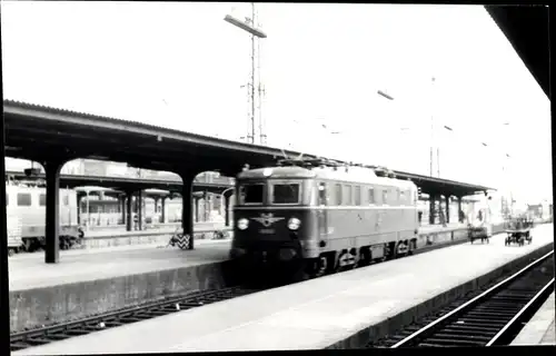 Foto Ak Eisenbahn in einem Bahnhof, Lokomotive