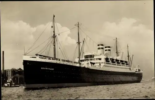 Foto Ak Dampfschiff Deutschland, HAPAG, In Hafenfahrt, 1929