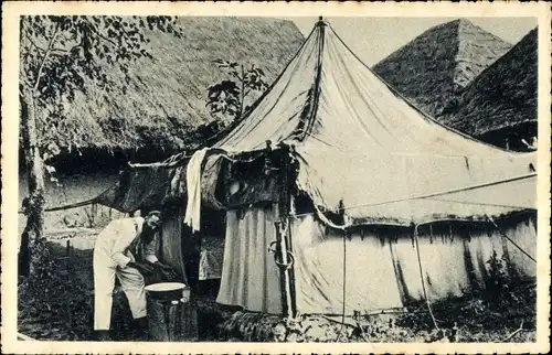 Ak Indien, Missionar bei der Morgentoilette vor einem Zelt