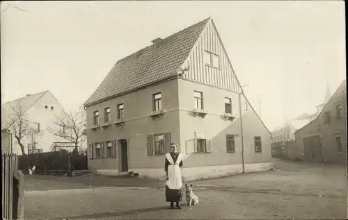 Foto Ak Johnsbach Glashütte im Osterzgebirge, Frau mit Hund, Straße, Wohnhäuser