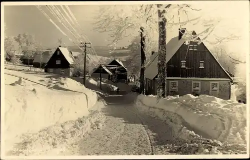 Foto Ak Hermsdorf im Osterzgebirge, Ortspartie, Wohnhäuser, Winterszene