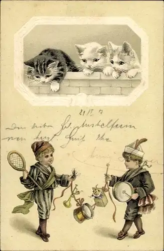 Präge Litho Drei Katzen, Jungs mit Spielzeugen, Trommel, Tennisschläger