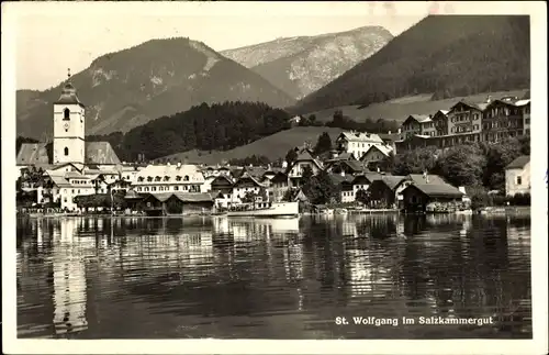 Ak St. Wolfgang im Salzkammergut Oberösterreich, Teilansicht mit Kirche, Uferpartie, Berge