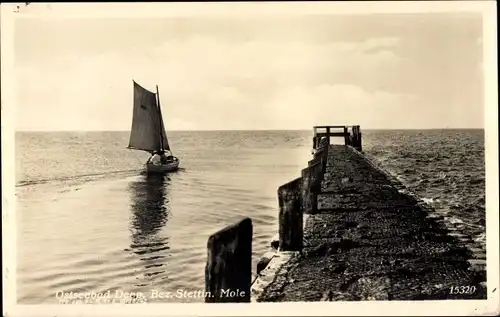 Ak Mrzeżyno Deep Pommern, Mole, Segelboot in Fahrt, Meerespanorama