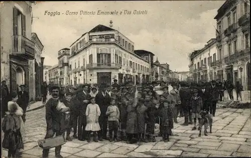 Ak Foggia Puglia, Corso Vittorio Emanuele e Via Cairoli, Straßenansicht, Passanten