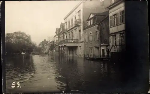 Foto Ak Partie in einer überschwemmten Stadt, Hochwasser