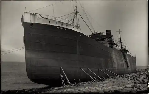 Foto Ak Helderse Nordholland, Gestrandeter Frachter Eugenia, Dampfer