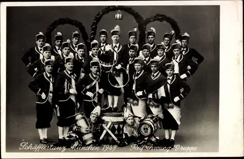 Ak München, Schäfflertanz 1949, Reifschwungruppe, Uniformen, Trachten