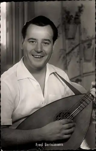 Ak Schauspieler Fred Bertelmann, Portrait mit Gitarre