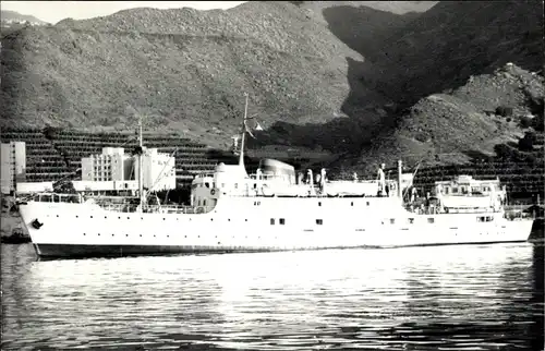 Foto Dampfer, Passagierschiff vor einer Stadt