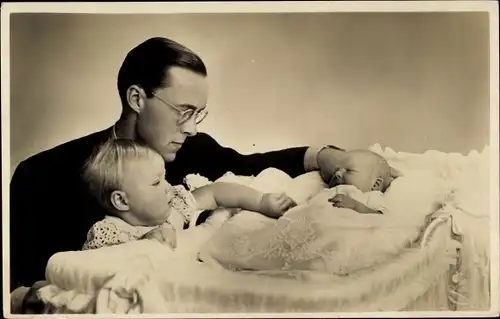 Ak Prinz Bernhard mit Beatrix und Irene, August 1939