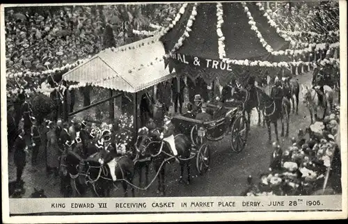 Ak Derby Derbyshire England, King Edward VII receiving casket 1906