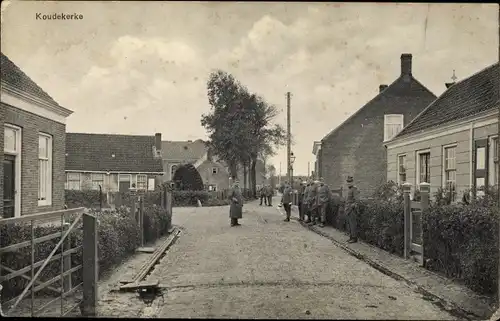 Ak Koudekerke Zeeland, Straßenpartie, Soldaten