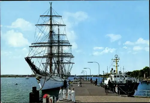 Ak Kiel, Segelschulschiff am Kai