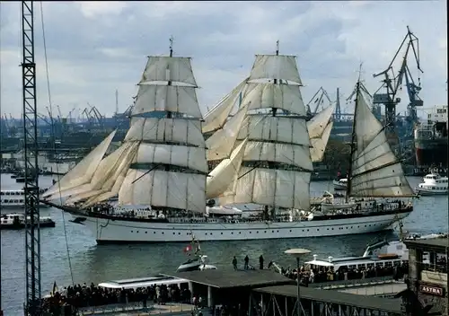 Ak Deutsches Segelschulschiff Gorch Fock, vor Anker im Hamburger Hafen, Backbord