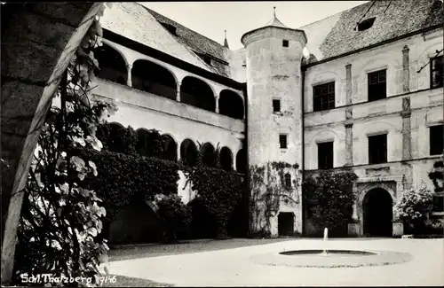 Ak Stans Tirol, Schloss Tratzberg, Blick in den Innenhof, Springbrunnen