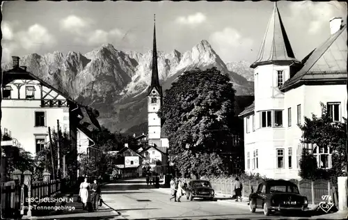 Ak Bischofshofen in Salzburg, Straßenpartie mit Turm vor Tennengebirge