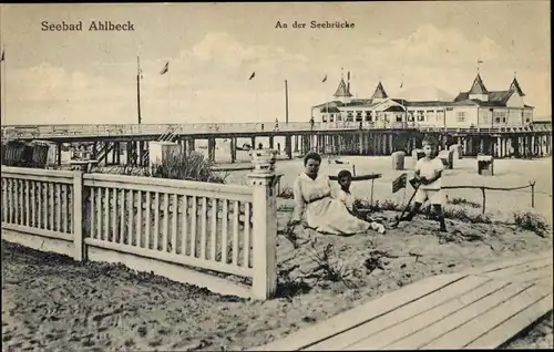 Ak Ostseebad Ahlbeck Heringsdorf auf Usedom, An der Seebrücke, Frau mit zwei Kindern