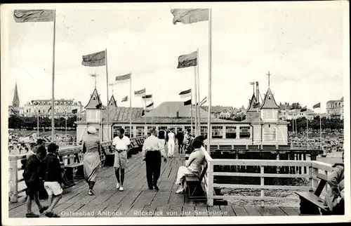 Ak Ostseebad Ahlbeck Heringsdorf Usedom, Rückblick von der Seebrücke, Passanten