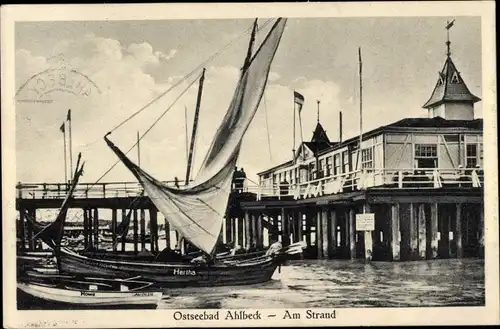 Ak Ostseebad Ahlbeck Heringsdorf auf Usedom, Am Strand, Segelboote, Seebrücke