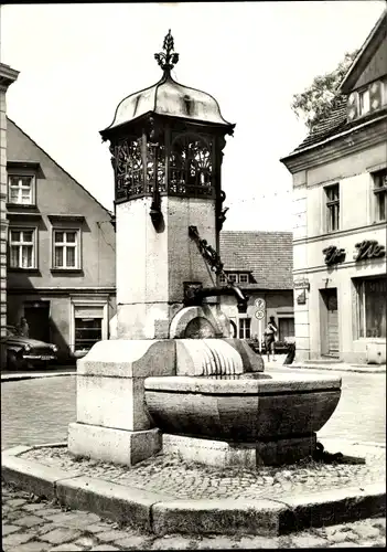 Ak Buckow in der Märkischen Schweiz, Brunnen am Markt