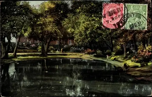 Ak Großbrtiannien, Haus hinter Bäumen am Wasser