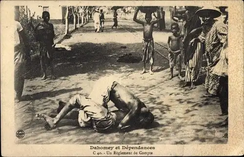 Ak Dahomey Benin, Un Reglement de Compte, kämpfende Männer