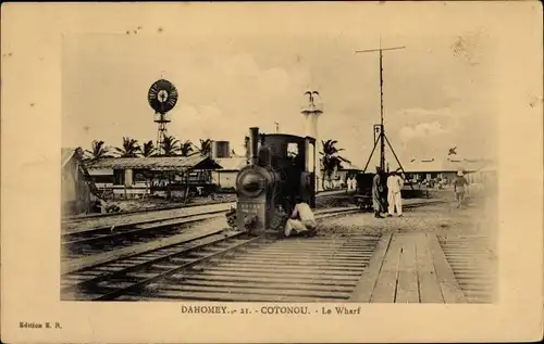 Ak Cotonou Dahomey Benin, Le Wharf, Dampflok, Bahnschienen, Windrad