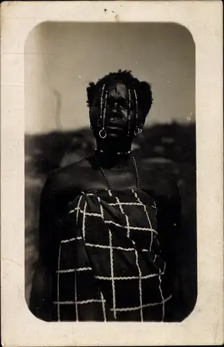 Foto Ak Portrait einer Afrikanerin mit Flechtzöpfen