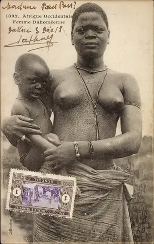 Ak Dahomey Benin, Femme Dahomeenne, barbusige Frau mit Schmucknarben