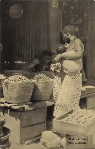 Ak Tansania Deutsch Ostafrika, Vorm Inderladen, Frau mit Baby im Tragetuch