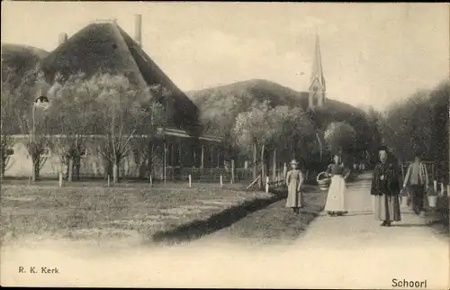 Ak Schoorl Nordholland Niederlande, R. K. Kerk, Straßenpartie mit Kirche